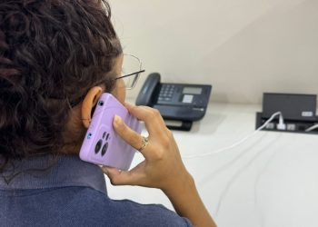 Equatorial orienta população sobre riscos do uso de celulares conectados à tomada