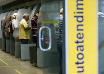 Transações financeiras tradicionais resistem e dividem espaço com Pix e celulares