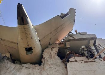 Avião com destino a Londres cai na Índia com 244 pessoas a bordo