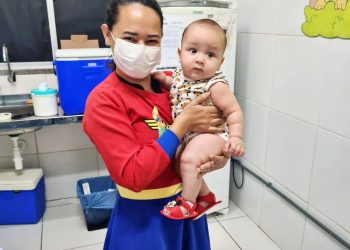 Técnica se transforma em Mulher Maravilha para encorajar crianças na vacinação em Teresina