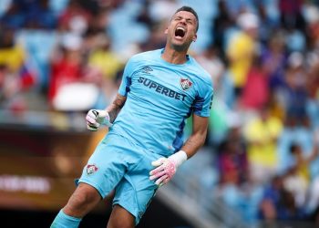 Com brilho de Fábio, Fluminense bate a Inter de Milão e vai às quartas