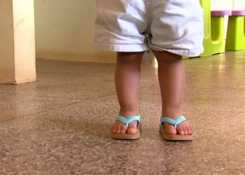 Crianças pequenas são mais expostas a riscos climáticos, mostra estudo