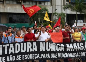 Número de autocracias supera o de democracias no mundo, diz estudo