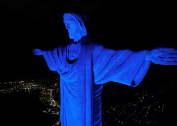 Cristo Redentor iluminado em azul em homenagem aos 55 anos da Estácio nesta quinta-feira