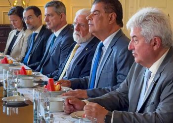 Senadores brasileiros buscam diálogo sobre tarifas impostas por Trump