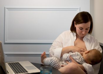 Direito à amamentação: proteção legal às mães lactantes vai do emprego à sala de aula