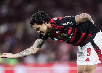 Flamengo dá goleada histórica e mantém vantagem na ponta