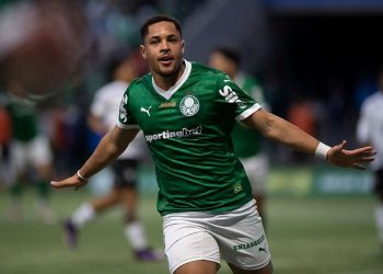 Brasileirão: Em meio a protestos, Palmeiras vence Ceará de virada