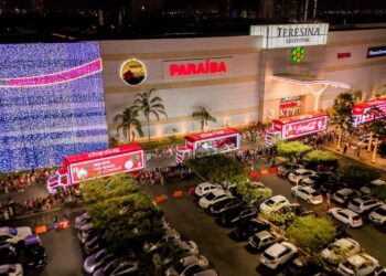 Caravana da Coca-Cola anuncia a chegada do Natal em Teresina
