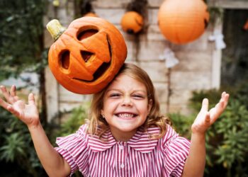 Halloween: o que crianças podem aprender coma data e veja dicas de brincadeiras para comemorar