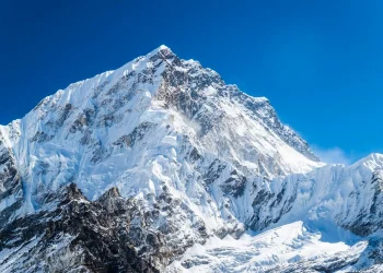 Quase mil pessoas ficam presas no Everest por causa de nevasca