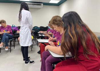 Tecnologia e prática social: educação modifica sociedade e garante mais dignidade