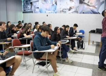 Mais de 98 mil inscritos fizeram o Enem 2025 em busca da certificação do ensino médio