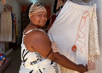 Artesã do Centro de Produção Vila da Glória participa da Expo Favela, em São Paulo