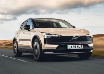 Volvo aposta em versão aventureira do EX30 no mercado brasileiro