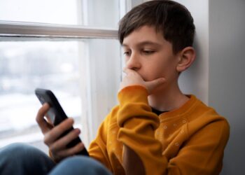 Comissão da Câmara aprova criação de medidas de prevenção ao suicídio em plataformas digitais