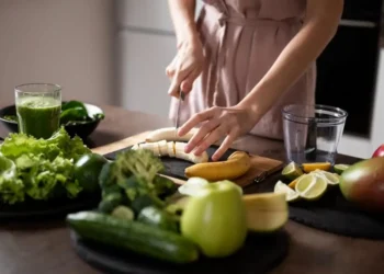 Especialistas alertam: dietas detox podem causar mais danos do que benefícios