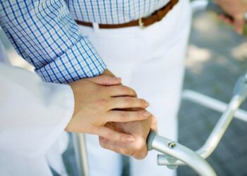 Comissão do Senado analisa regulamentação da profissão de cuidador