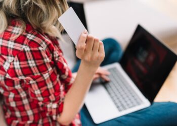 Golpes digitais; especialistas alertam para cuidados com compras e matrículas online