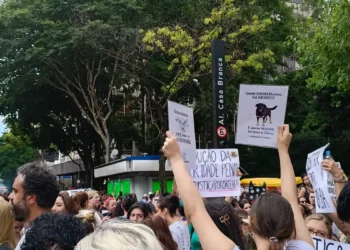 Centenas de pessoas em São Paulo pedem justiça pelo cão Orelha