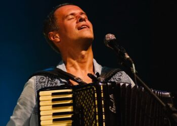 Artes de Março recebe o cantor e compositor Marcelo Jeneci nesta segunda-feira (16)