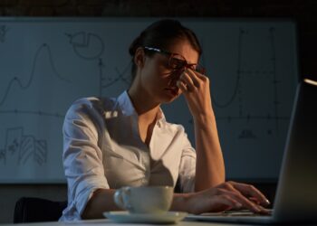 Mulheres enfrentam sobrecarga emocional e dupla jornada; veja como preservar a saúde mental