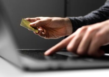 Compras online: especialista orienta como evitar golpes que já atingiram 51% dos brasileiros