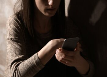 Violência digital contra mulher também é crime; veja como denunciar