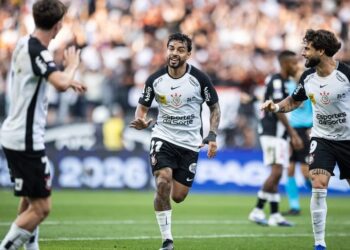 Corinthians bate o Vasco, e Diniz vence a primeira no Brasileirão