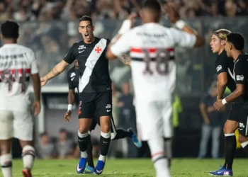 Em noite de homenagem para Roberto Dinamite, Vasco vence o São Paulo de virada