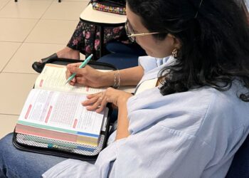 Aprender um novo idioma melhora a mente e amplia oportunidades em qualquer idade