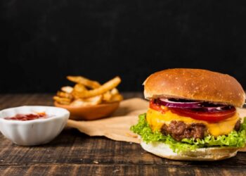 Dia do Hambúrguer: consumo excessivo na infância é prejudicial