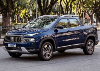 Fiat Toro chega à linha 2027 como a primeira picape híbrida-leve produzida no Brasil