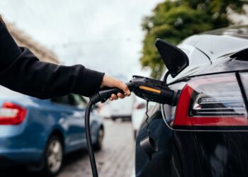 Carros elétricos pegam fogo? Engenheiro explica mitos e verdades sobre segurança