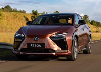 Lexus lança RZ 500e, primeiro elétrico da marca no Brasil, por R$ 499.990