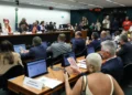 Oposição critica PEC do fim da escala 6×1 durante votação na Comissão