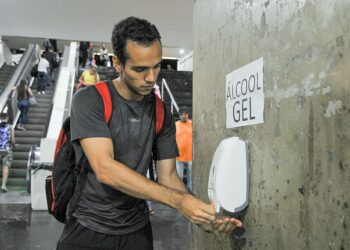 Projeto torna obrigatória oferta de álcool em gel em locais públicos