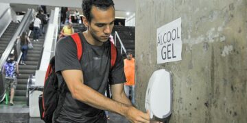 Projeto de lei torna obrigatória oferta de álcool em gel em locais públicos