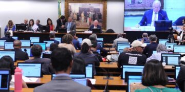 Comissão de Constituição e Justiça aprova PEC que reduz maioridade penal