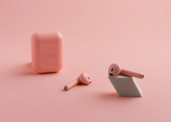 Especialistas alertam para riscos do uso prolongado de fones de ouvido