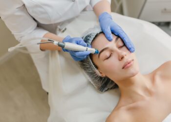 Muito além do botox: entenda a atuação do biomédico esteta no ramo da beleza