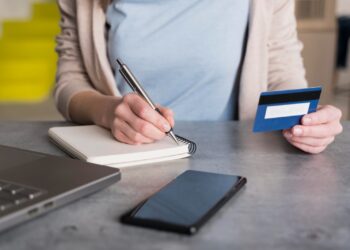 Educação financeira ajuda jovens a usar o cartão de crédito com responsabilidade