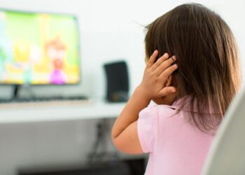 Projeto de lei prevê que SUS fornecerá abafador de ruído para pessoa com autismo