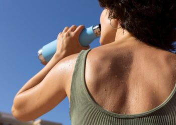 Vai viajar neste fim de semana? Especialistas alertam para riscos do calor intenso nas praias