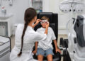 Férias aumentam tempo de tela e acendem alerta para a saúde dos olhos