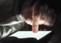 Lei amplia punição a crimes sexuais online contra crianças; entenda