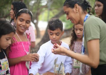 Educação ambiental aproxima crianças da arborização durante o ENAU Mirim em Teresina