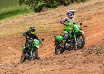 Kawasaki apresenta nova família KLX230 desenvolvida para diferentes terrenos e diferentes perfis de motociclistas