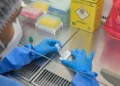 Anvisa atualiza regras sobre controle de qualidade em laboratórios