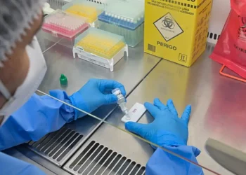 Anvisa atualiza regras sobre controle de qualidade em laboratórios